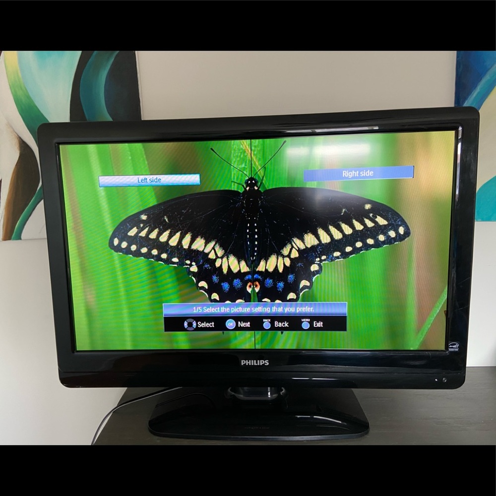 Phillips tv 30x20, original remote included